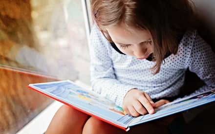 Ein Kind liest ein Buch