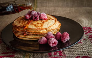 Leckere Pancakes im Room-Service-Menü auf dem SuitePad anbieten