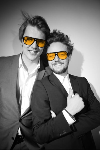 Moritz und Tilmann mit Sonnenbrillen