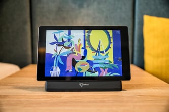 SuitePad Tablet Willkommensbildschirm im BASSENA Hotel Wien