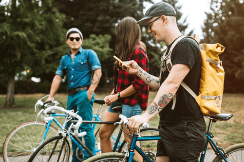 Millennials fahren Fahrrad