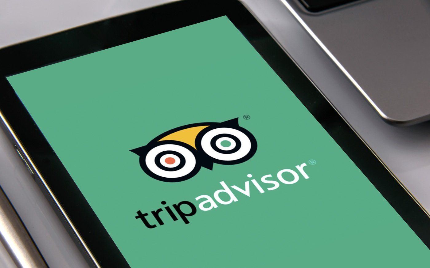 Tripadvisor Logo auf einem Tablet