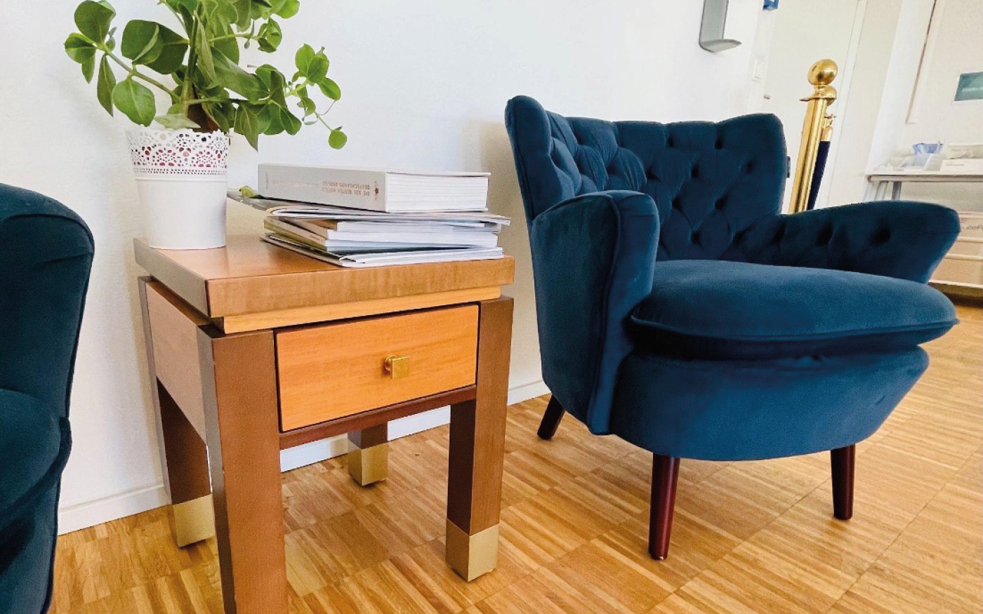 Sessel und kleiner Tisch im Büro von SuitePad