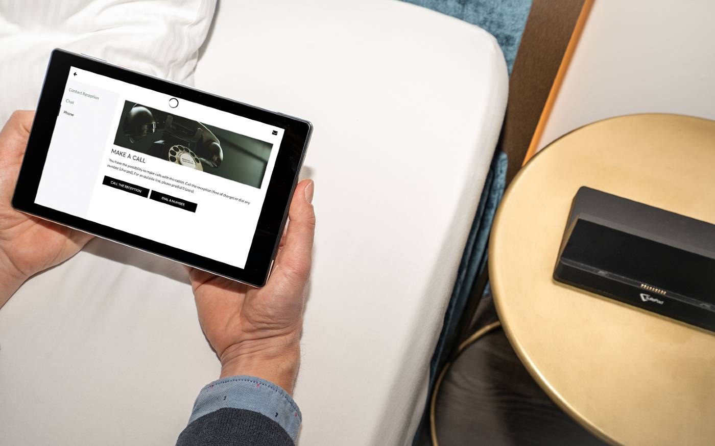 SuitePad Tablet wird als Telefon im Hotelzimmer genutzt